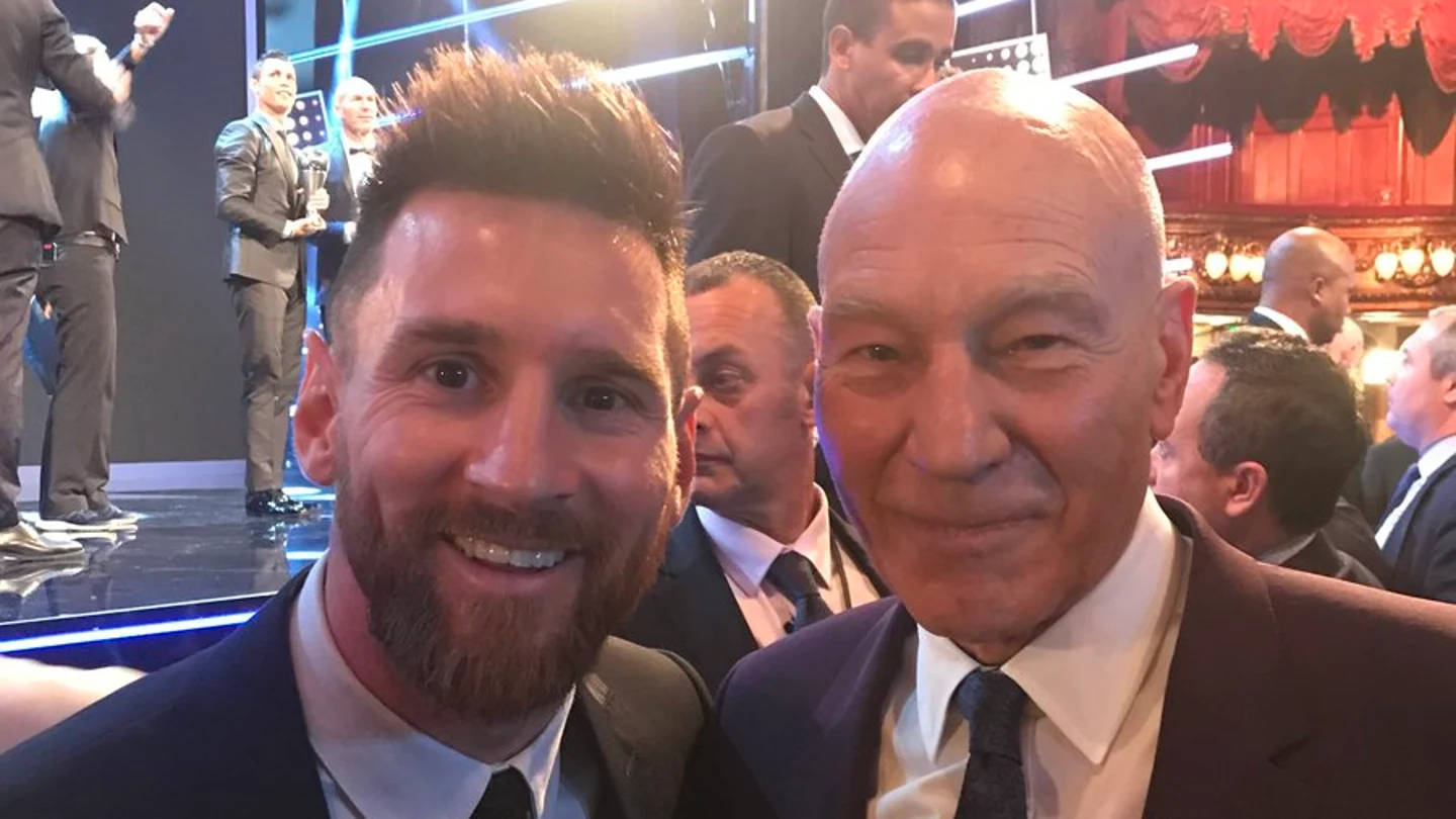 Messi y Patrick Stewart posan con Cristiano Ronaldo al fondo Messi y Patrick Stewart posan con Cristiano Ronaldo al fondo