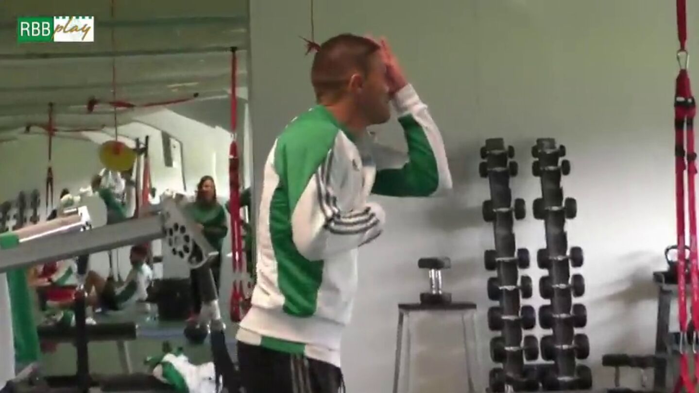 &iquest;Alejandro Sanz o Marc Anthony? Joaqu&iacute;n despliega todo su arte imitando en el gimnasio