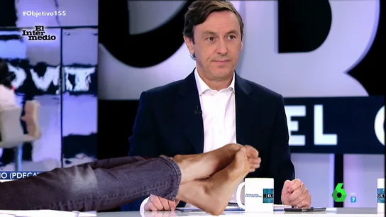 Con cara de máxima incomodidad, así refleja Rafael Hernando qué le parece que Carles Campuzano ponga los pies encima de la mesa Con cara de máxima incomodidad, así refleja Rafael Hernando qué le parece que Carles Campuzano ponga los pies encima de la mesa