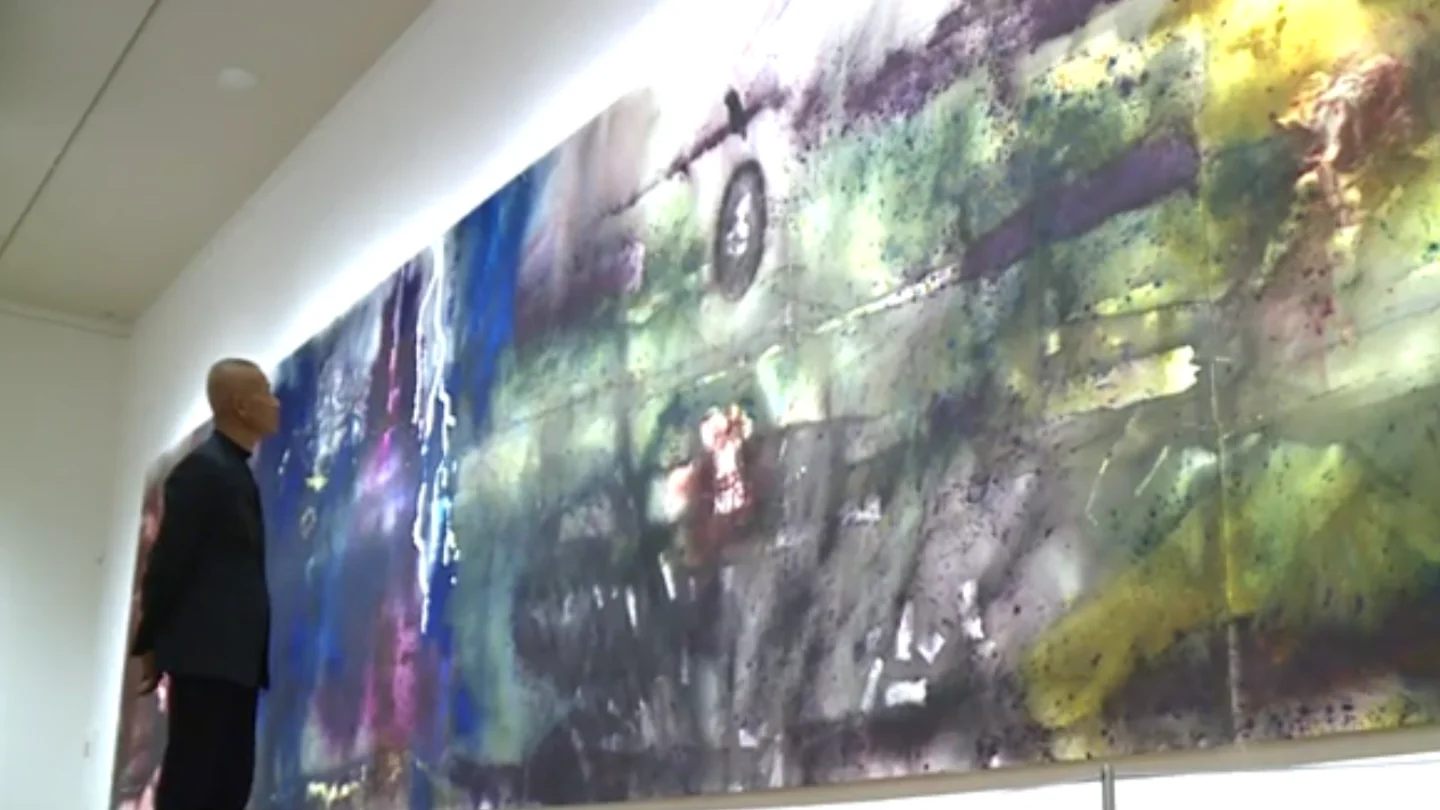 El artista Cai Guo-Qiang junto a una de sus obras en el museo del Prado El artista Cai Guo-Qiang junto a una de sus obras en el museo del Prado