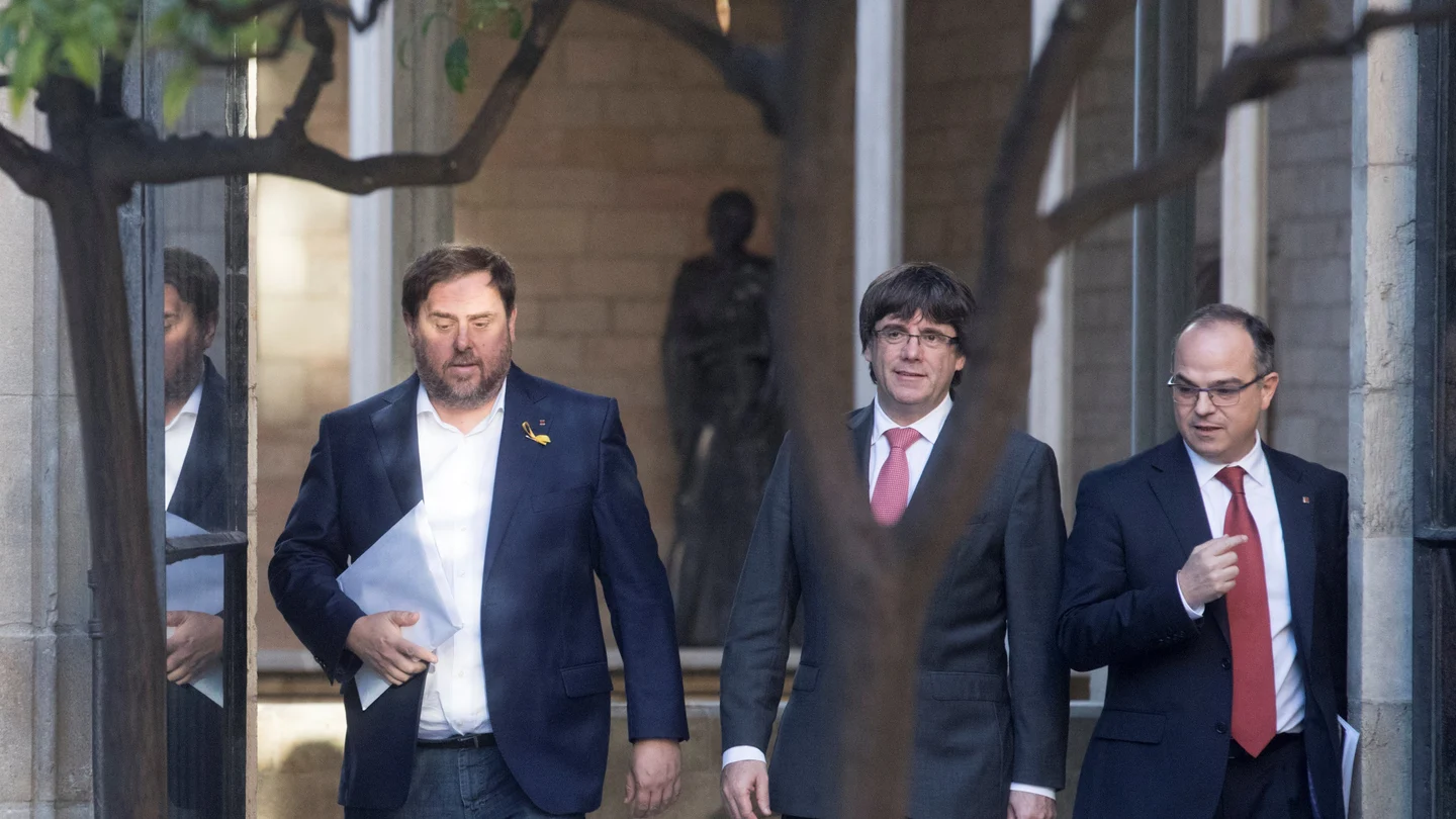 Carles Puigdemont, president de la Generalitat, entre el vicepresident, Oriol Junqueras, y el portavoz del Govern, Jordi Turull Carles Puigdemont, president de la Generalitat, entre el vicepresident, Oriol Junqueras, y el portavoz del Govern, Jordi Turull