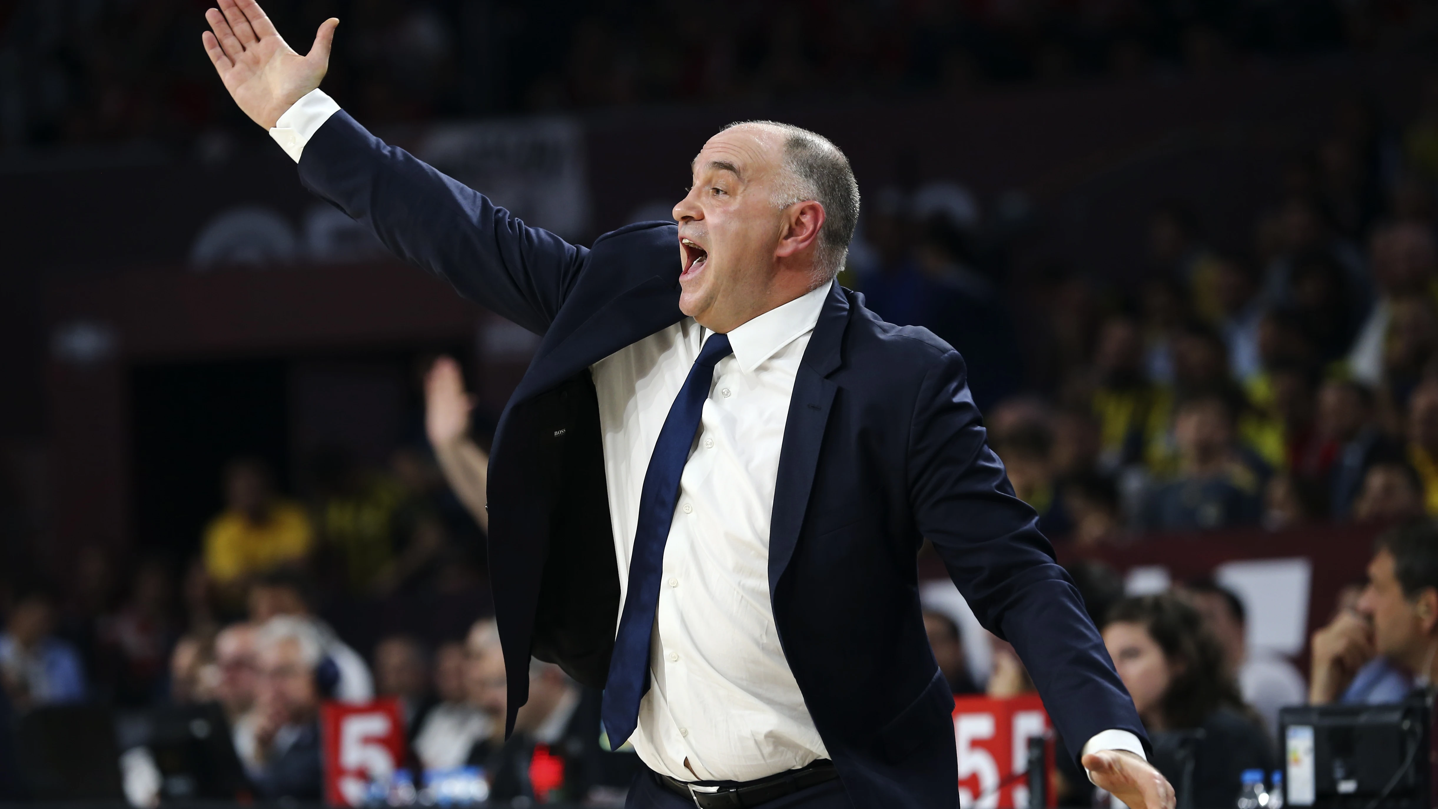 Pablo Laso da indicaciones durante un partido del Real Madrid