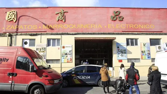 Registros es en el polígono industrial de Cobo Calleja, en la localidad madrileña de Fuenlabrada, en una operación contra la mafia china Registros es en el polígono industrial de Cobo Calleja, en la localidad madrileña de Fuenlabrada, en una operación contra la mafia china