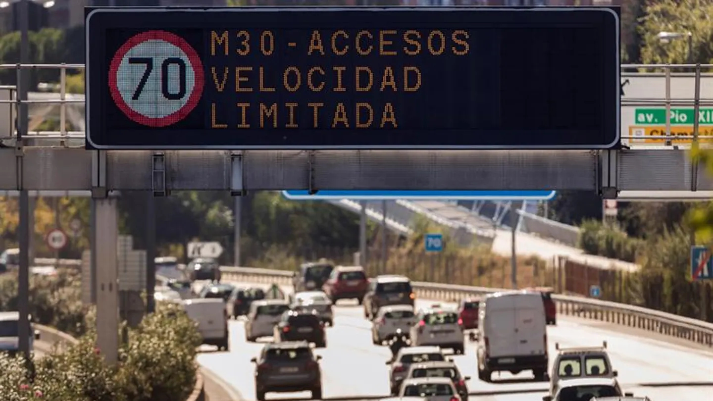 Un luminoso prohíbe la velocidad a más de 70 km/h en la vía de circunvalación de la M-30 Un luminoso prohíbe la velocidad a más de 70 km/h en la vía de circunvalación de la M-30