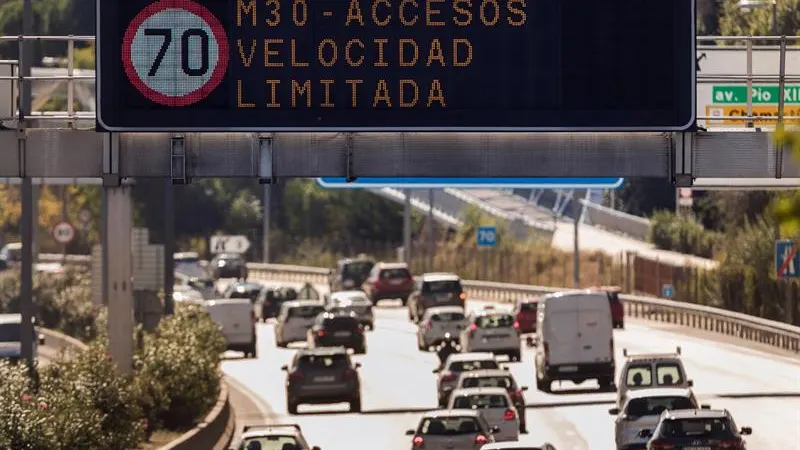 Un luminoso prohíbe la velocidad a más de 70 km/h en la vía de circunvalación de la M-30