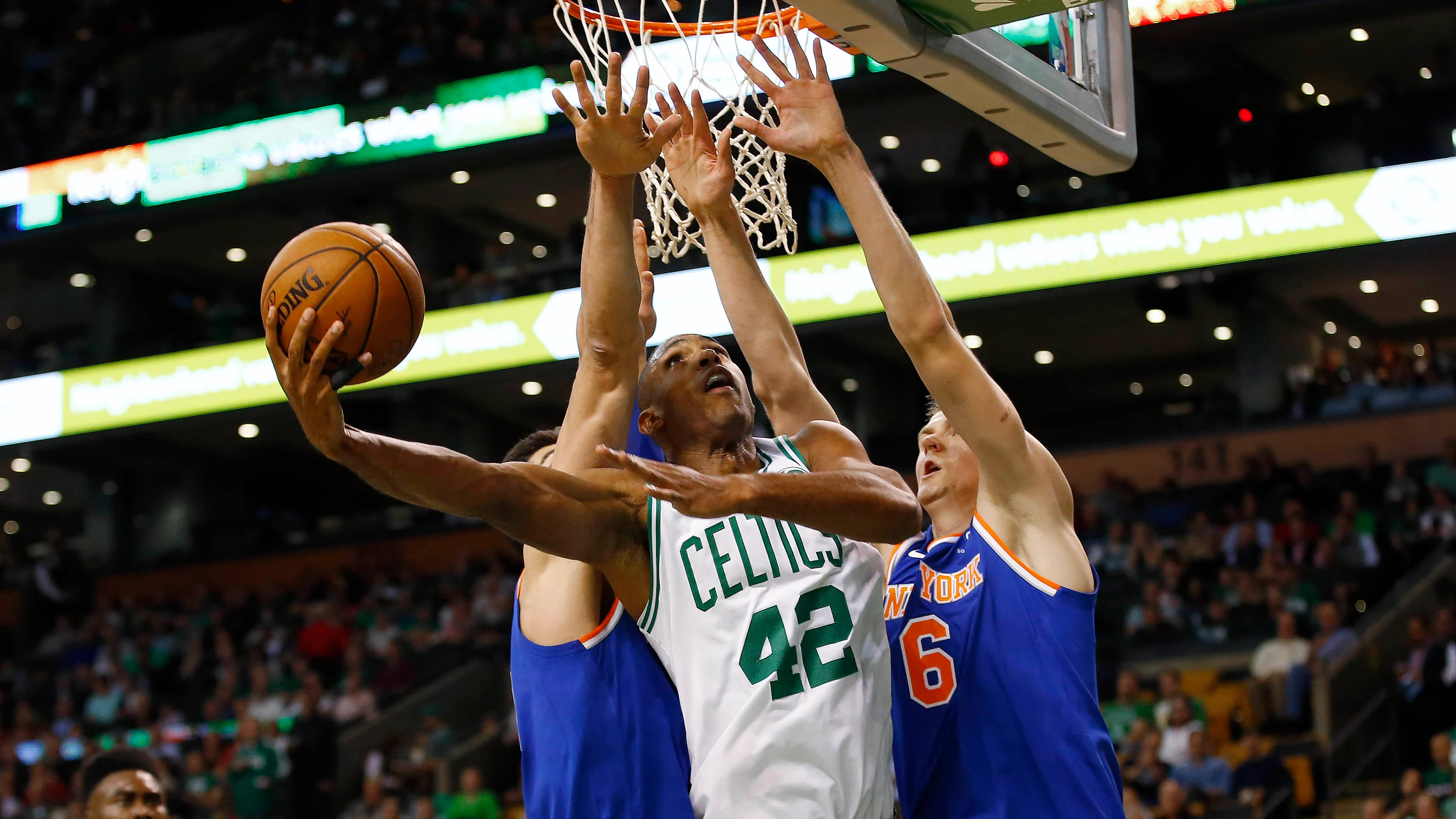 Horford intenta anotar ante la defensa de los Knicks