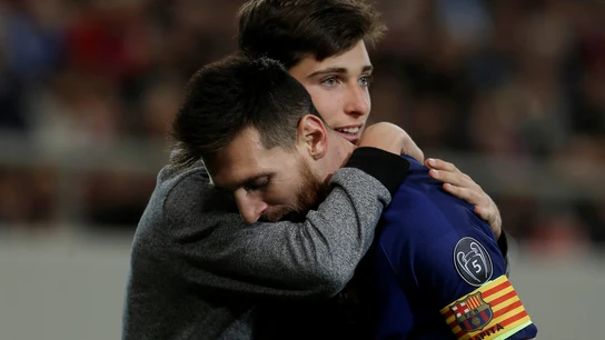 Un aficionado abraza a Leo Messi durante el Olympiacos - Barcelona Un aficionado abraza a Leo Messi durante el Olympiacos - Barcelona