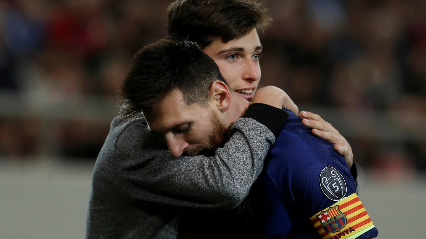 Un aficionado abraza a Leo Messi durante el Olympiacos - Barcelona Un aficionado abraza a Leo Messi durante el Olympiacos - Barcelona
