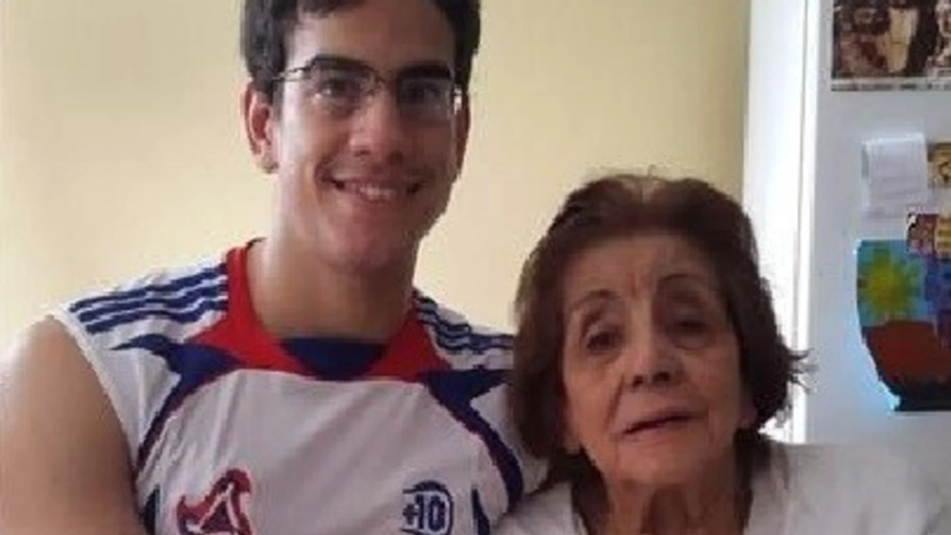 Mauricio Ossola, 23 años, y  Yolanda Torres, 91 años