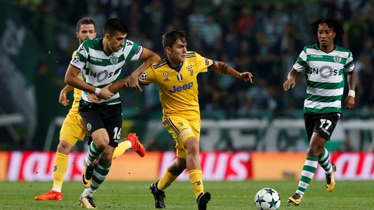 Dybala intenta avanzar ante la defensa del Sporting Dybala intenta avanzar ante la defensa del Sporting