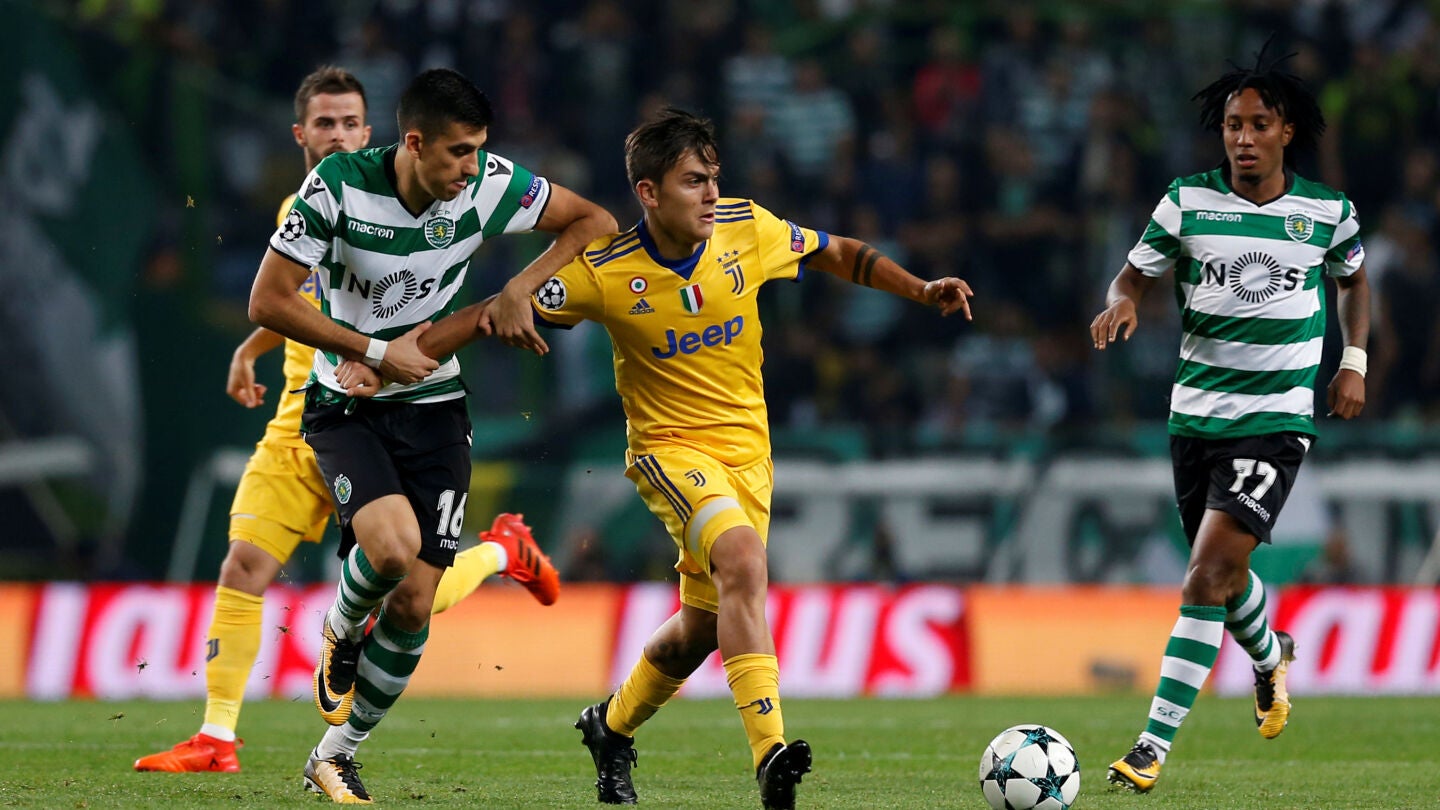 Dybala intenta avanzar ante la defensa del Sporting