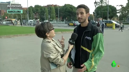 Thais Villas entrevistando a un estudiante Thais Villas entrevistando a un estudiante