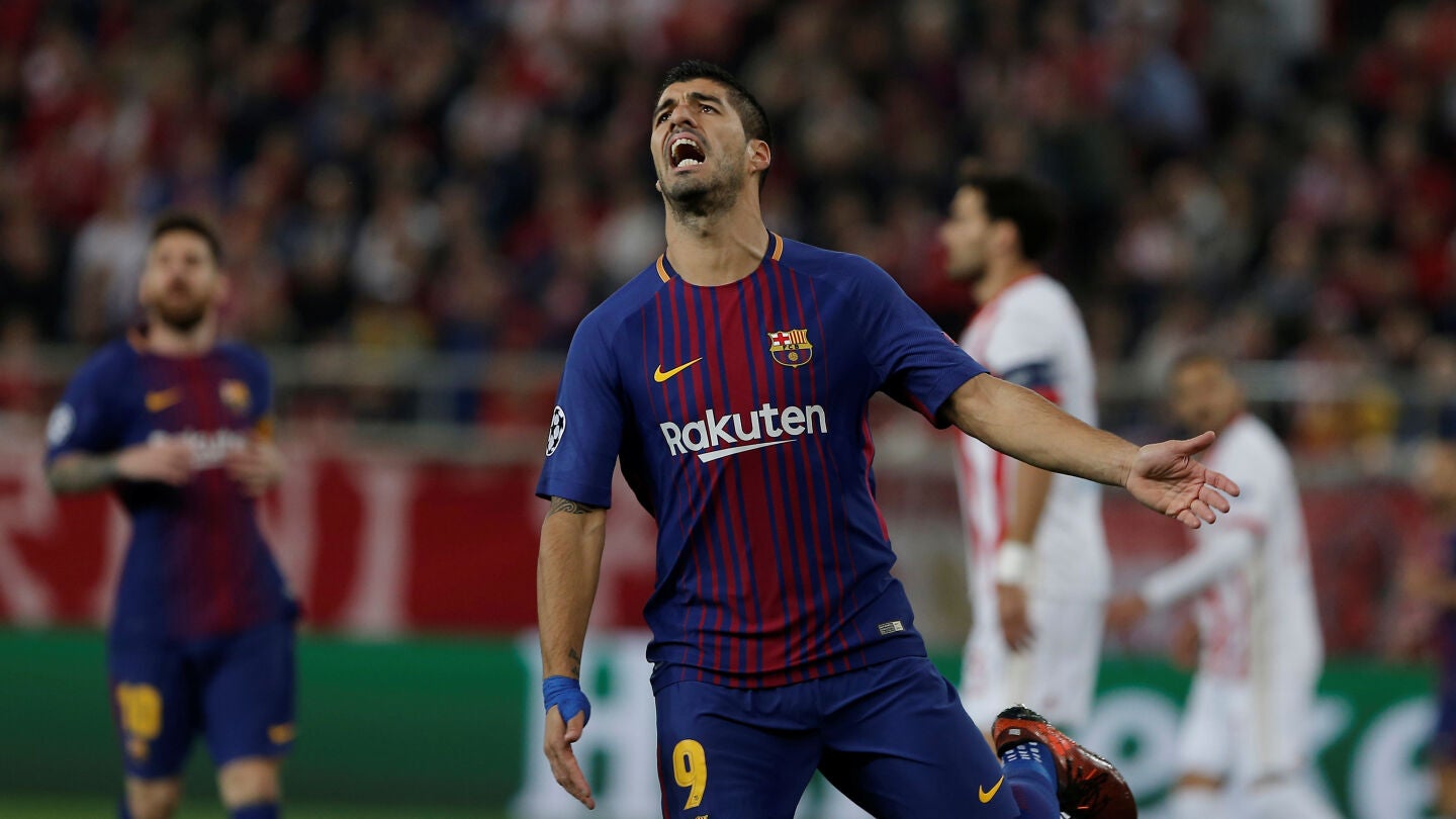 Luis Su&aacute;rez contra el Olympiacos en Atenas