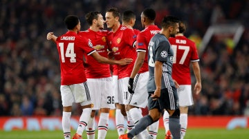 Los jugadores del Manchester United celebran el primer gol contra el Benfica