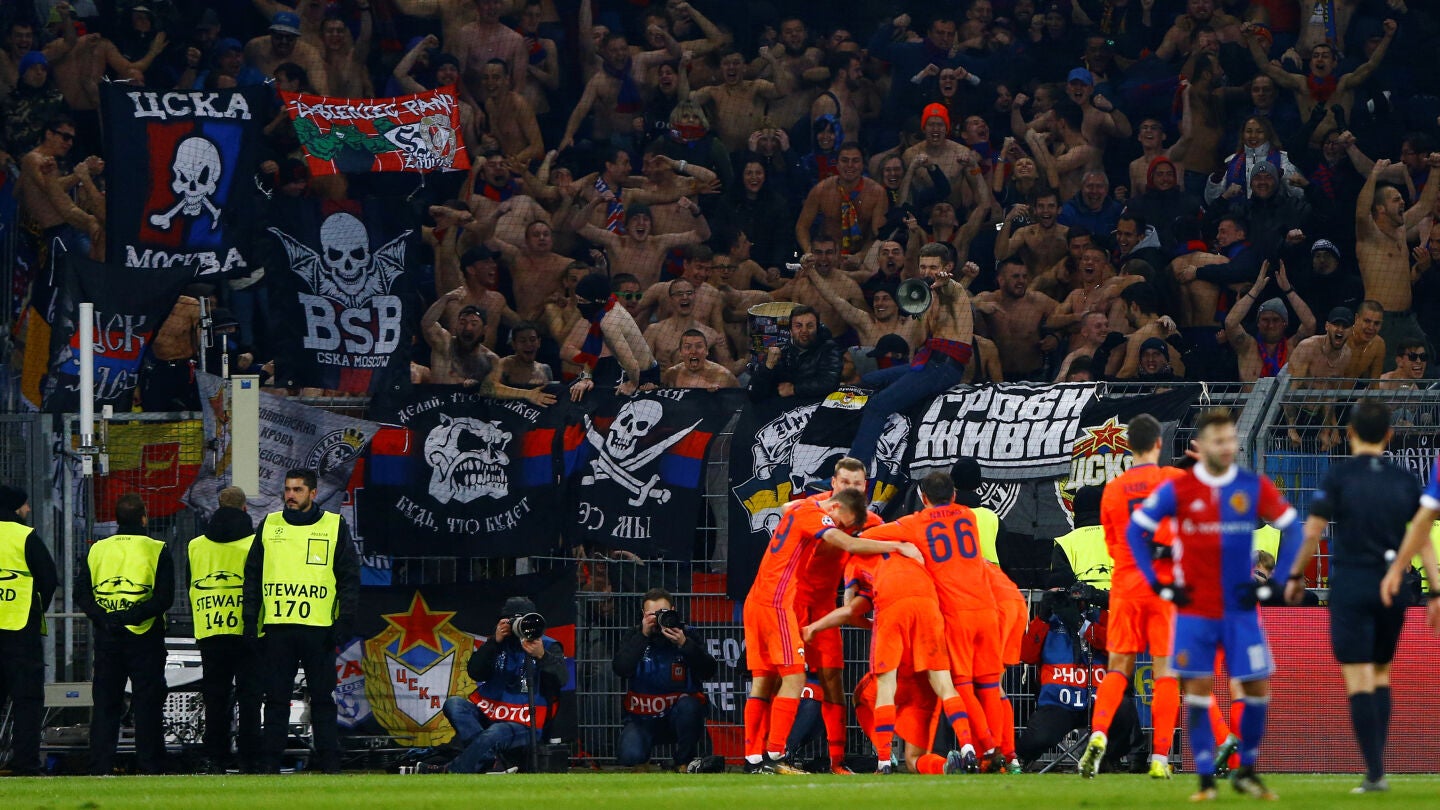 Los jugadores del CSKA celebran uno de sus goles contra el Basilea