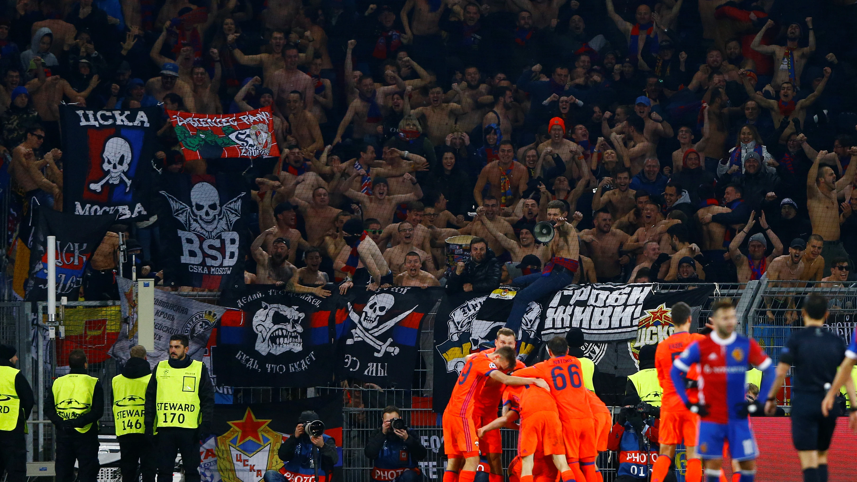 Los jugadores del CSKA celebran uno de sus goles contra el Basilea