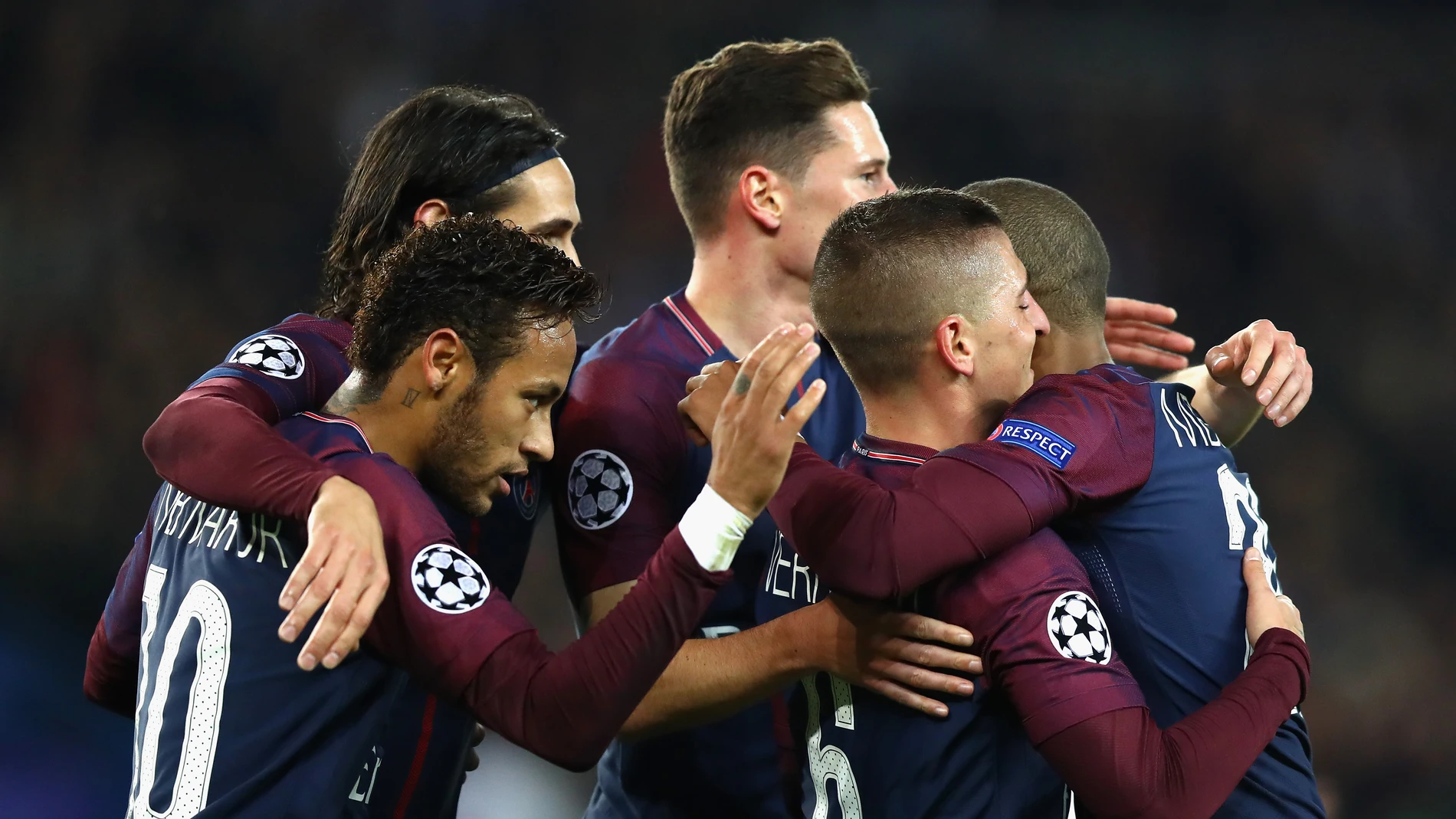 Los jugadores del PSG se abrazan para celebrar un gol