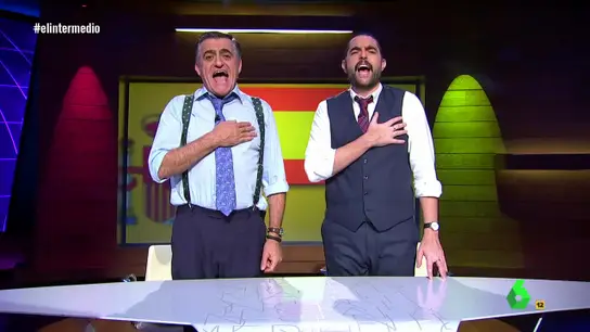 El Intermedio canta a pleno pulmón "la versión buena" del himno de España con la mano en el pecho El Intermedio canta a pleno pulmón "la versión buena" del himno de España con la mano en el pecho