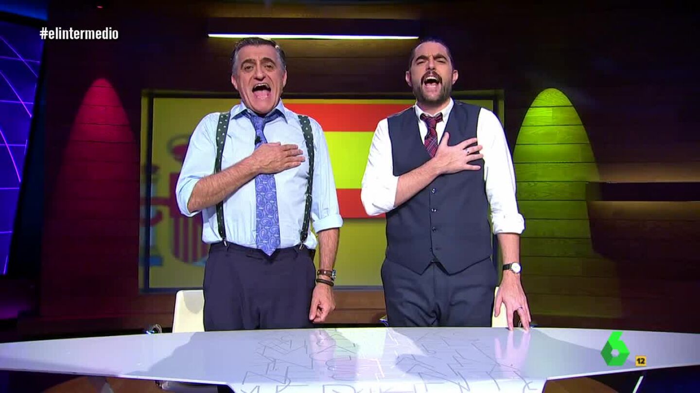El Intermedio canta a pleno pulm&oacute;n "la versi&oacute;n buena" del himno de Espa&ntilde;a con la mano en el pecho