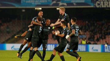 Los jugadores del Manchester City celebran el gol de la victoria ante el Nápoles