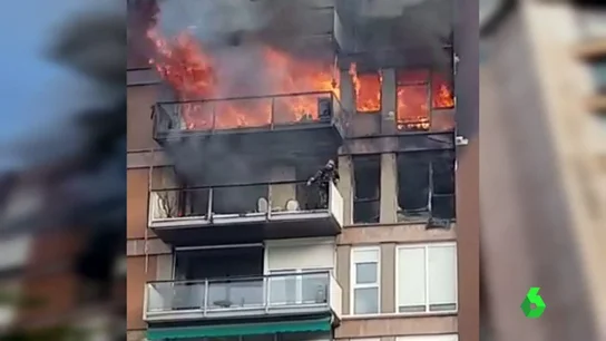 Un muerto y un herido grave en un aparatoso incendio en un piso de Barcelona Un muerto y un herido grave en un aparatoso incendio en un piso de Barcelona