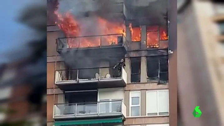 Un muerto y un herido grave en un aparatoso incendio en un piso de Barcelona