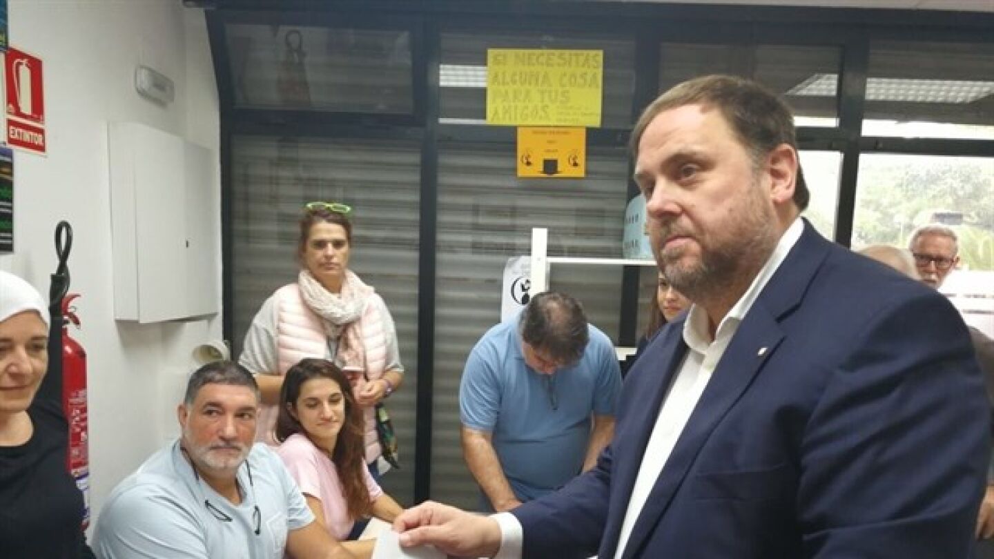 Oriol Junqueras deposita su voto durante el refer&eacute;ndum del 1-O
