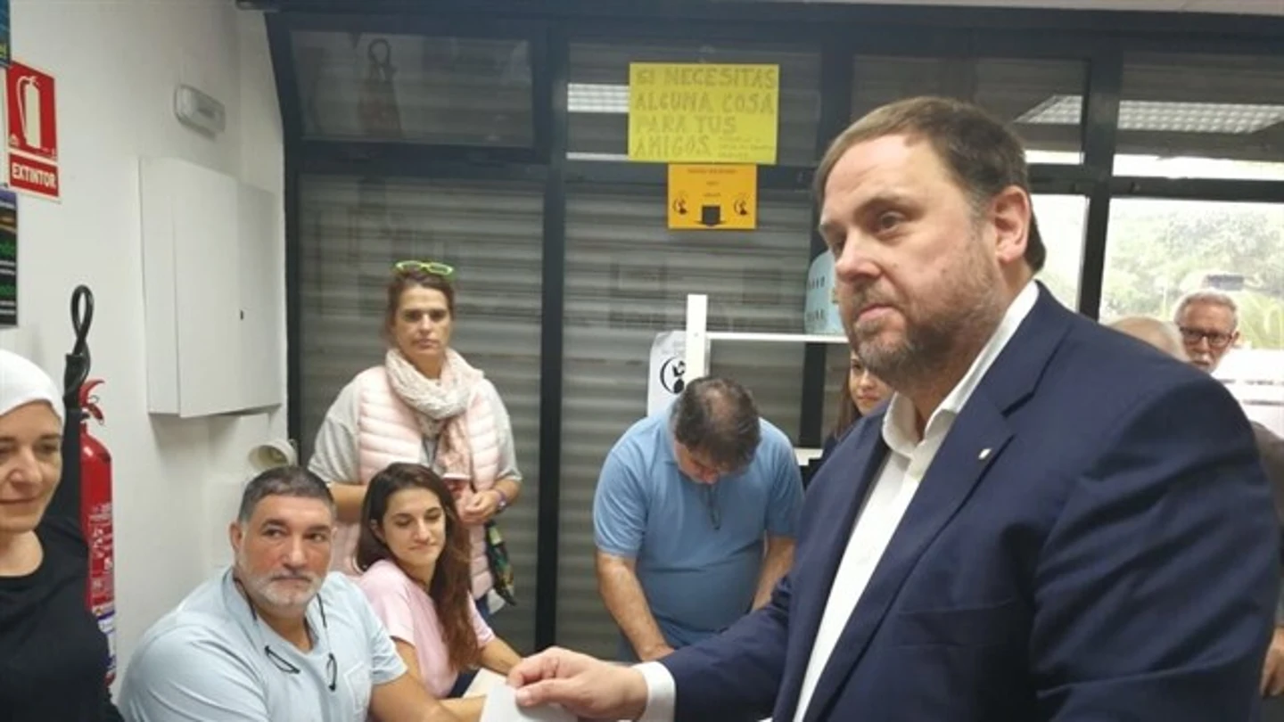 Oriol Junqueras deposita su voto durante el referéndum del 1-O Oriol Junqueras deposita su voto durante el referéndum del 1-O