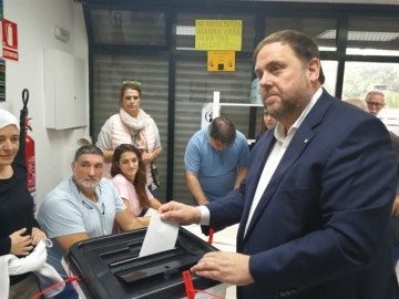 Oriol Junqueras deposita su voto durante el referéndum del 1-O Oriol Junqueras deposita su voto durante el referéndum del 1-O