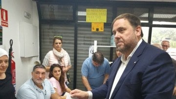 Oriol Junqueras deposita su voto durante el referéndum del 1-O