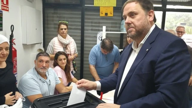 Oriol Junqueras deposita su voto durante el referéndum del 1-O