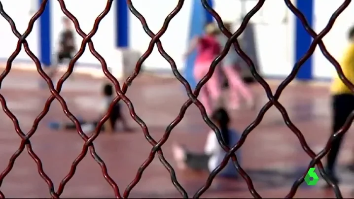 Menores jugando en el recreo