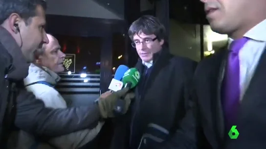 Puigdemont saliendo del hotel en el que estaba en Bruselas Puigdemont saliendo del hotel en el que estaba en Bruselas