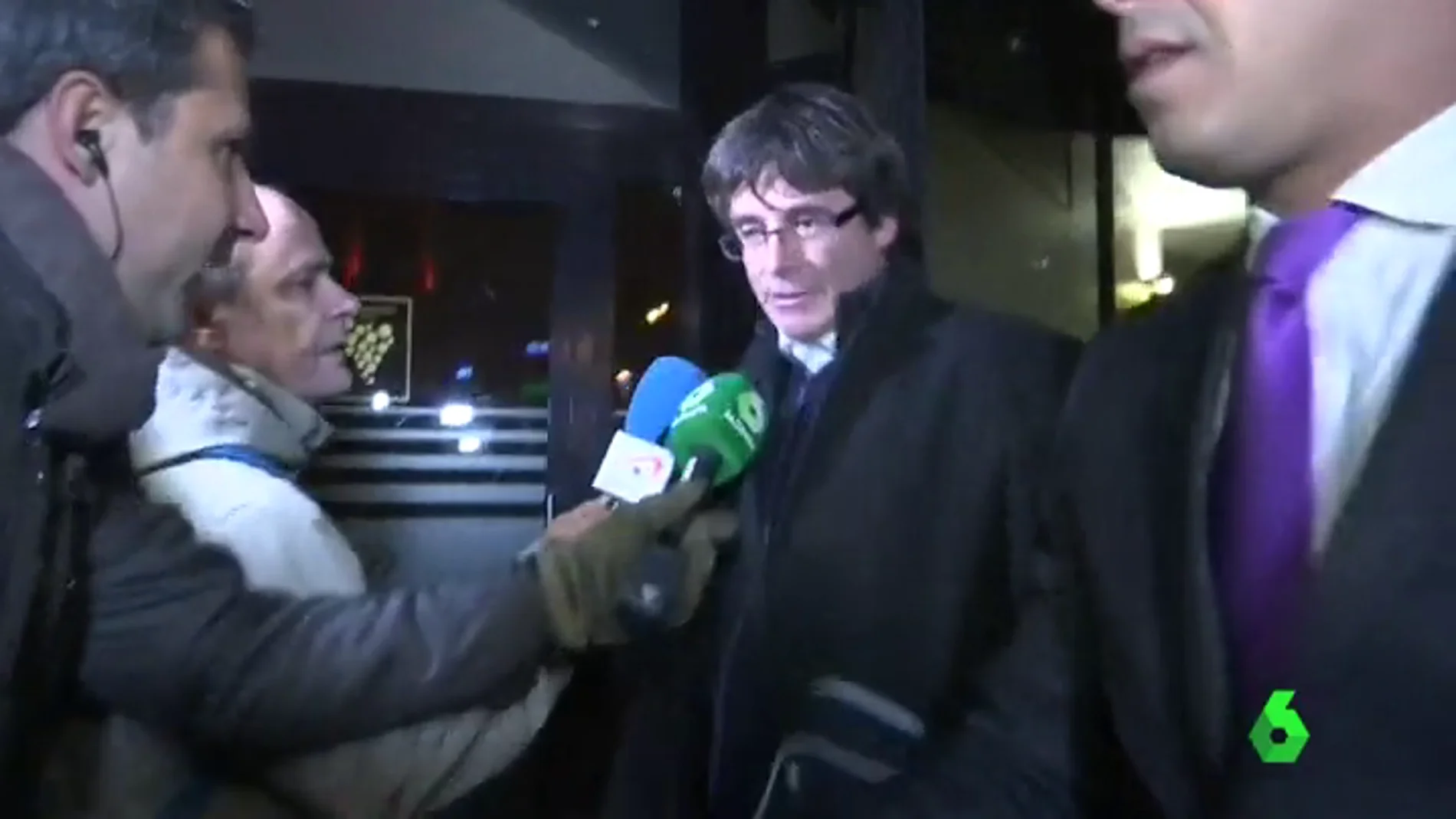 Puigdemont saliendo del hotel en el que estaba en Bruselas
