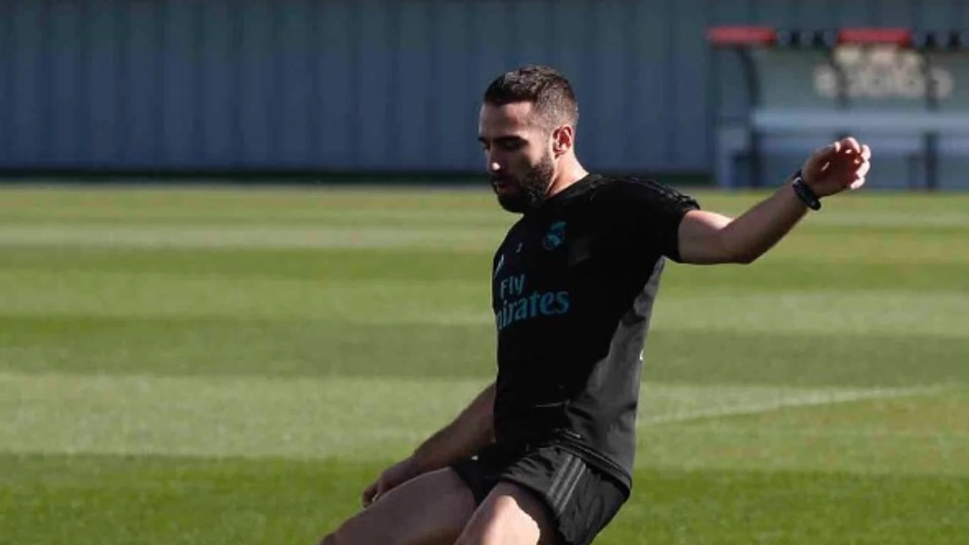 Carvajal toca balón en Valdebebas