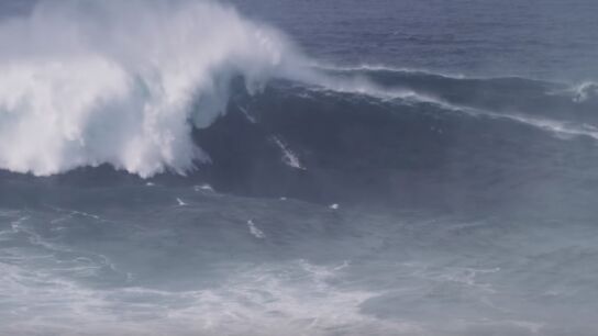 Un surfista en una ola gigante en Nazar&eacute;