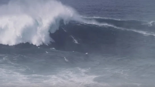 Un surfista en una ola gigante en Nazaré Un surfista en una ola gigante en Nazaré