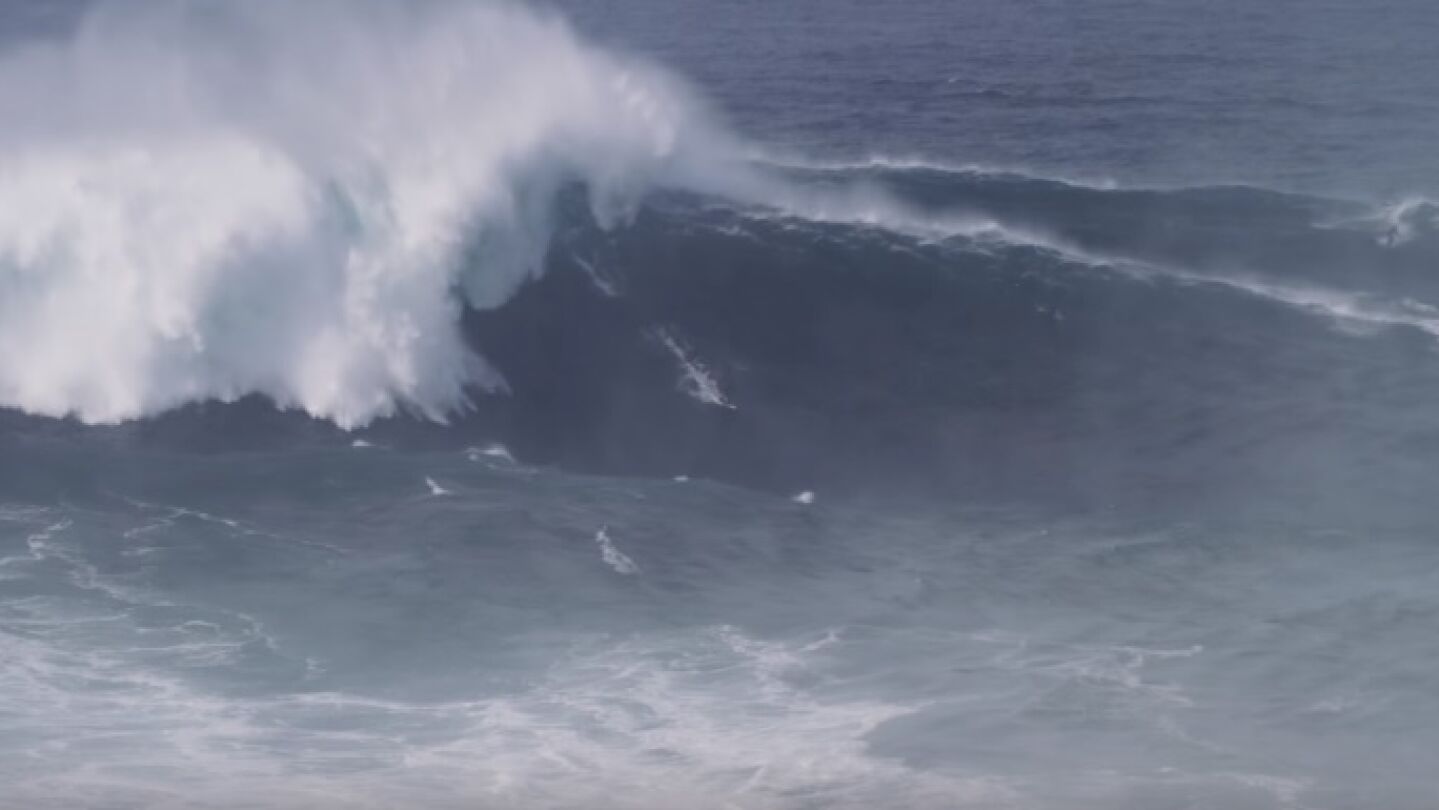 Un surfista en una ola gigante en Nazar&eacute;