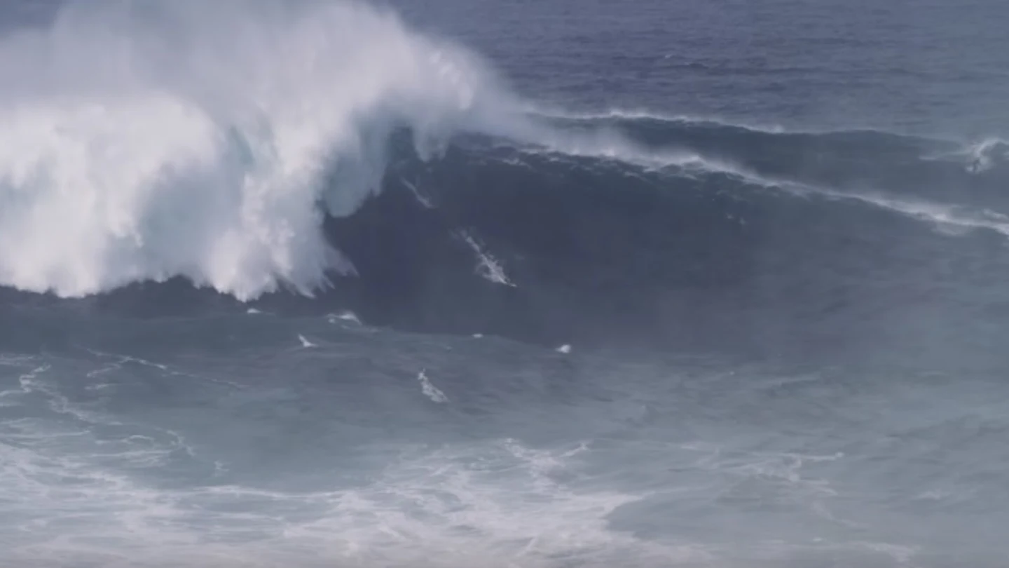 Un surfista en una ola gigante en Nazaré Un surfista en una ola gigante en Nazaré