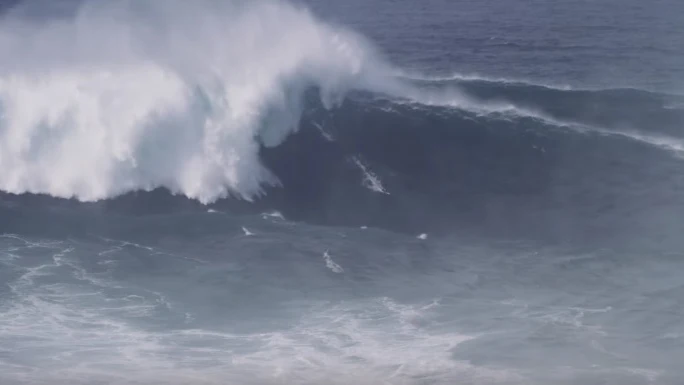 Un surfista en una ola gigante en Nazaré