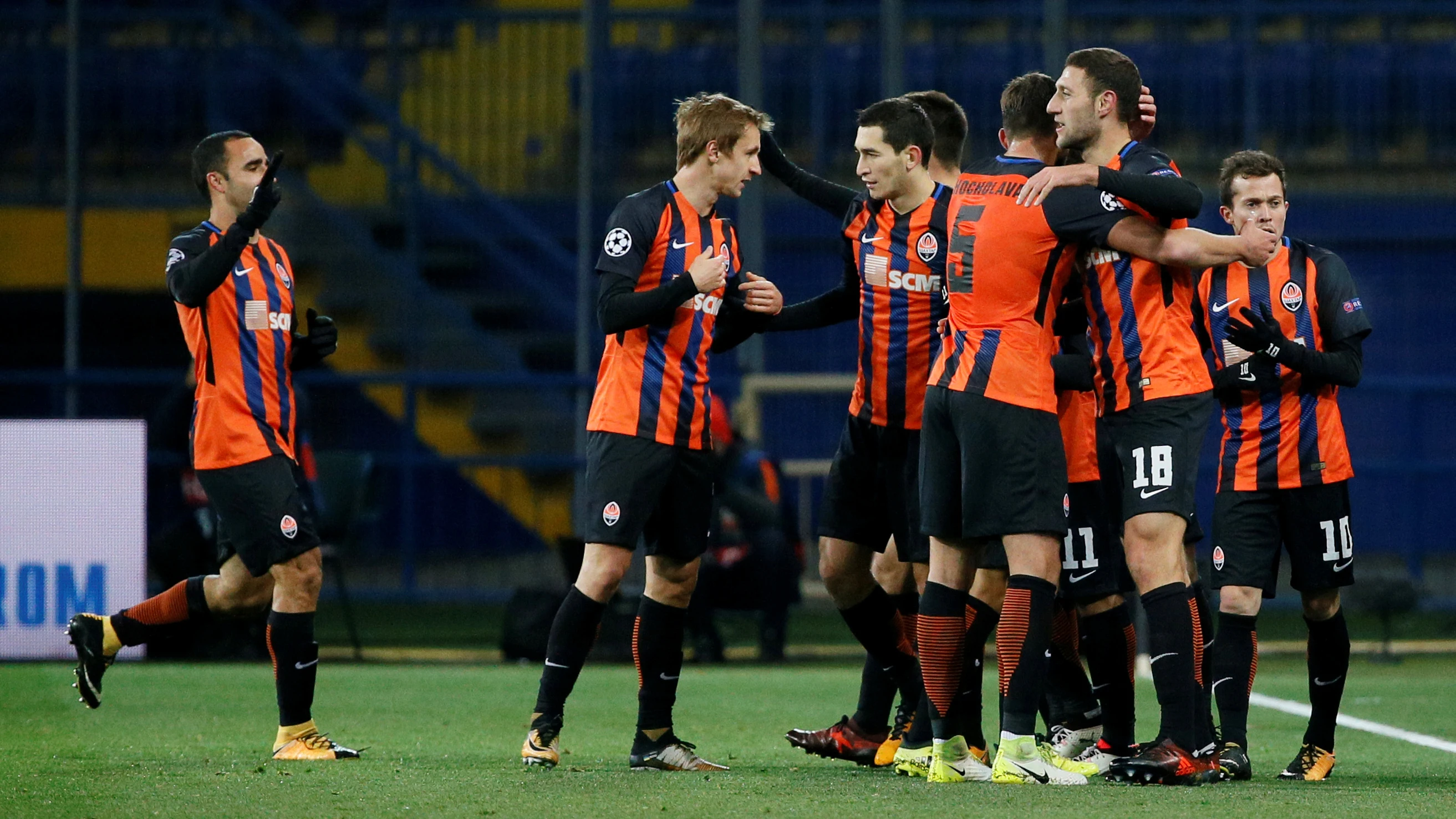 Los jugadores del Shakhtar celebran uno de los goles contra el Feyenoord Los jugadores del Shakhtar celebran uno de los goles contra el Feyenoord
