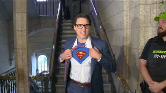 Justin Trudeau disfrazado de Superman y Clark Kent Justin Trudeau disfrazado de Superman y Clark Kent