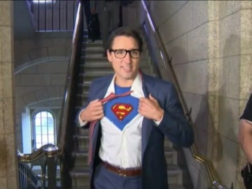 Justin Trudeau disfrazado de Superman y Clark Kent Justin Trudeau disfrazado de Superman y Clark Kent