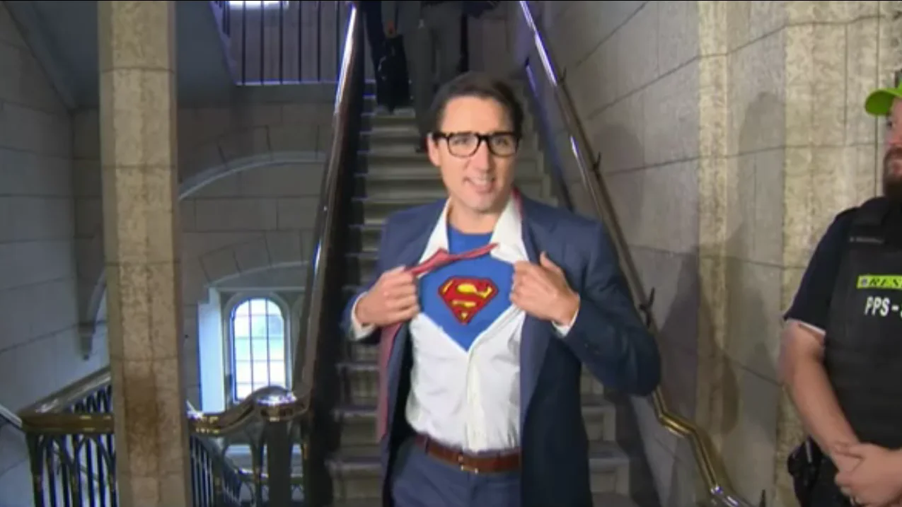 Justin Trudeau disfrazado de Superman y Clark Kent 