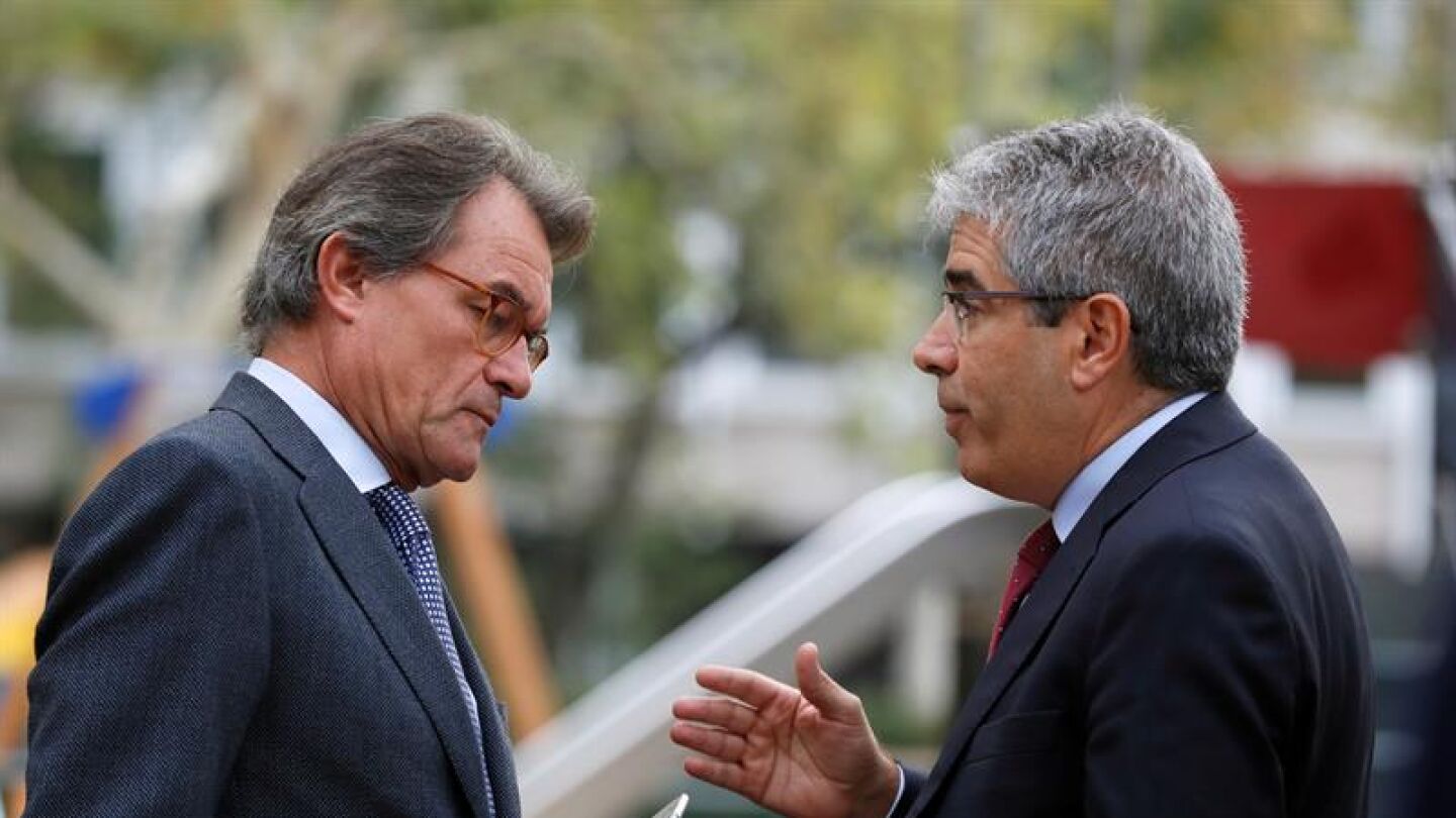 El expresidente de la Generalitat Artur Mas, conversa con Francesc Homs, en las inmediaciones de la Audiencia Nacional