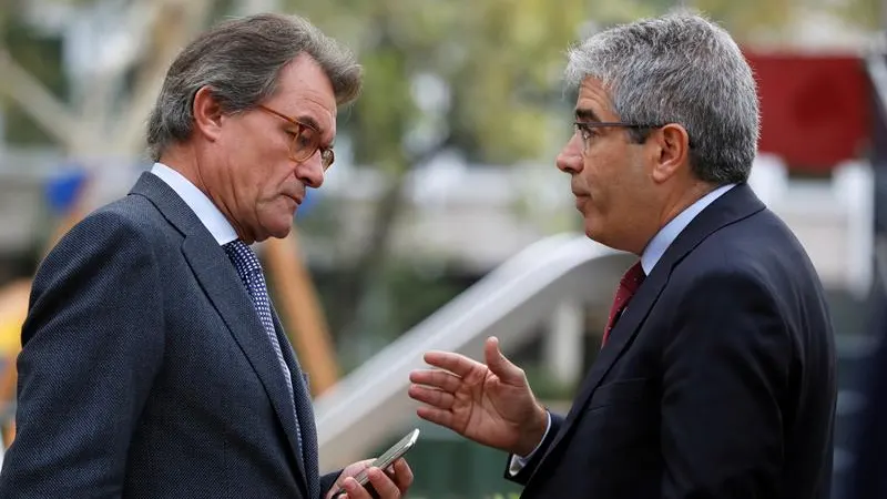 El expresidente de la Generalitat Artur Mas, conversa con Francesc Homs, en las inmediaciones de la Audiencia Nacional