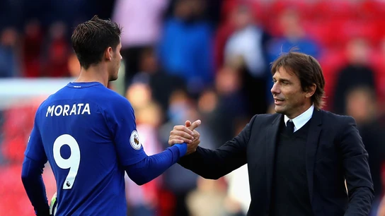 Álvaro Morata se saluda con su técnico Antonio Conte Álvaro Morata se saluda con su técnico Antonio Conte