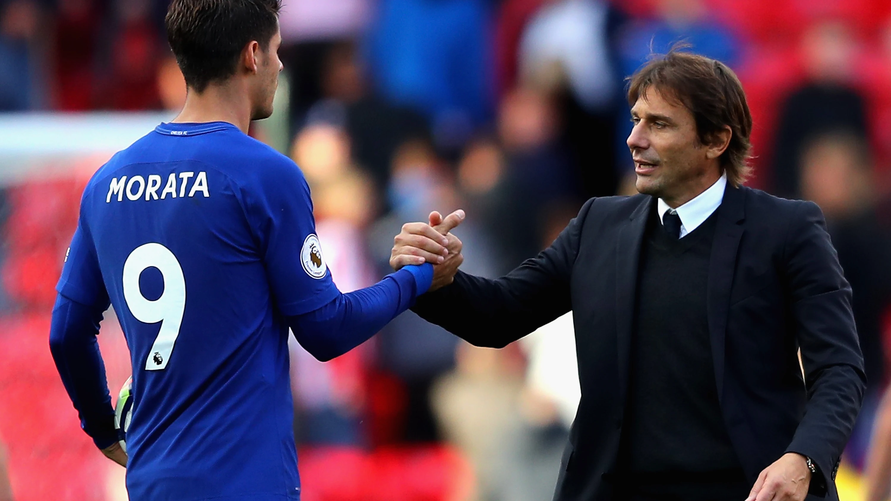 Álvaro Morata se saluda con su técnico Antonio Conte