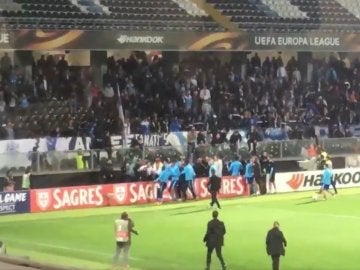 Evra da una patada a un aficionado Evra da una patada a un aficionado