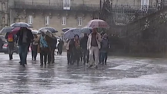 Gente paseando en Santiago de Compostela lloviendo Gente paseando en Santiago de Compostela lloviendo